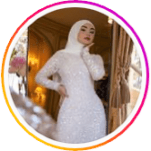 Onlydila, a modest fashion influencer, wearing a stylish outfit and smiling for the camera.